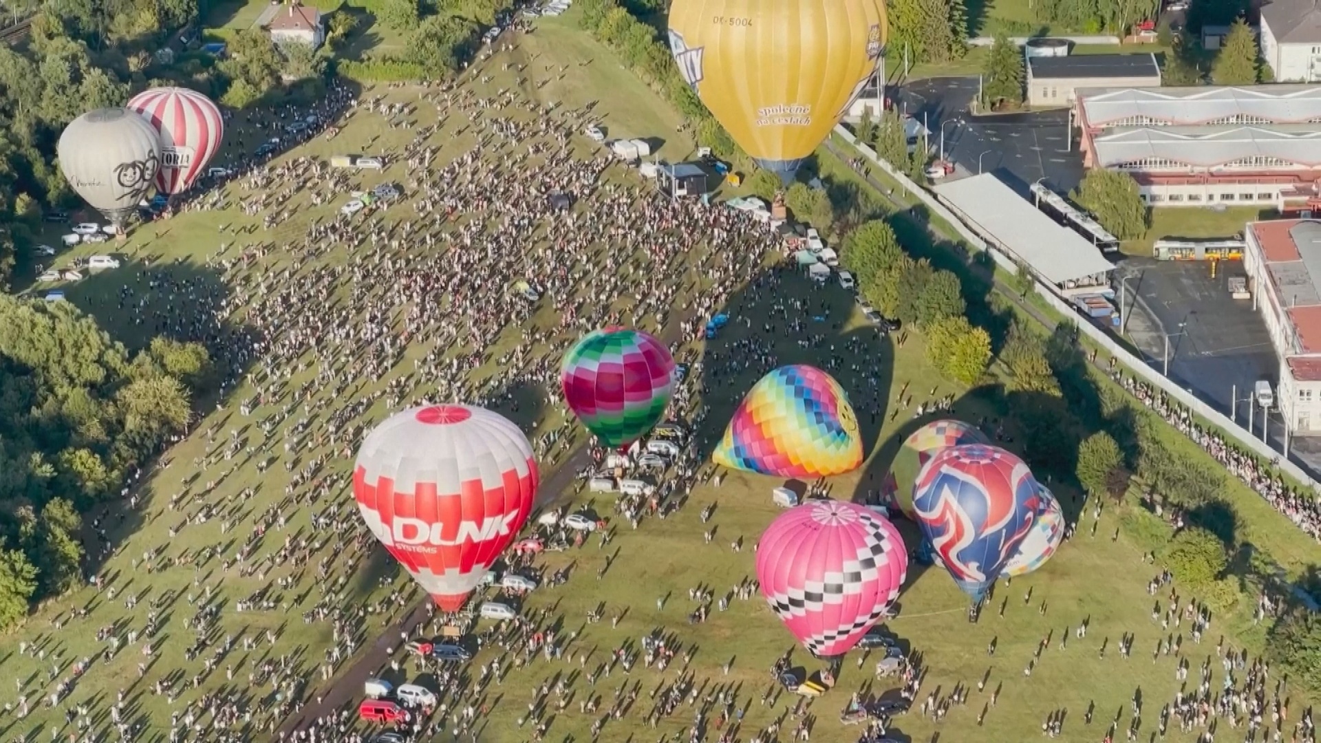 «Фантастический полёт»: десятки аэростатов взмыли в небо над городом Градец-Кралове в Чехии