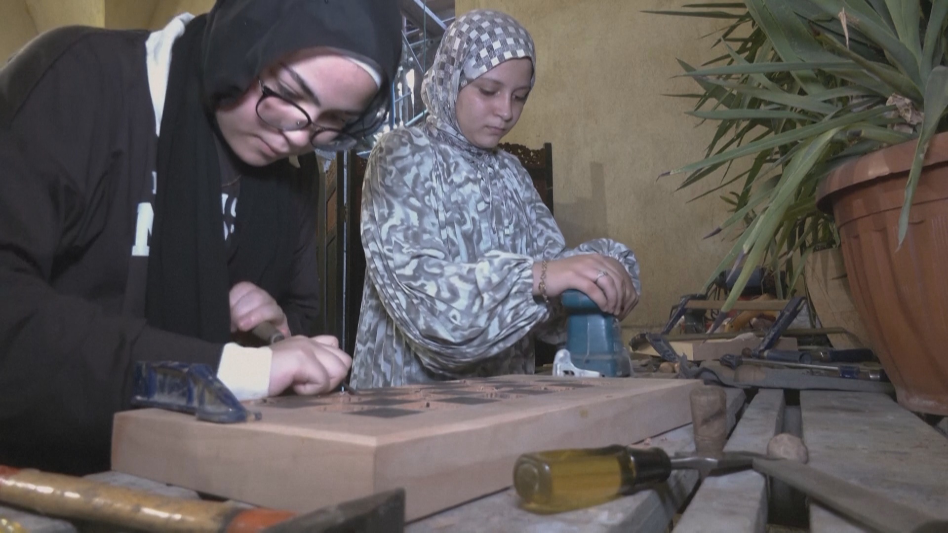 Молодых египтян учат старинным ремёслам на бесплатных мастер-классах