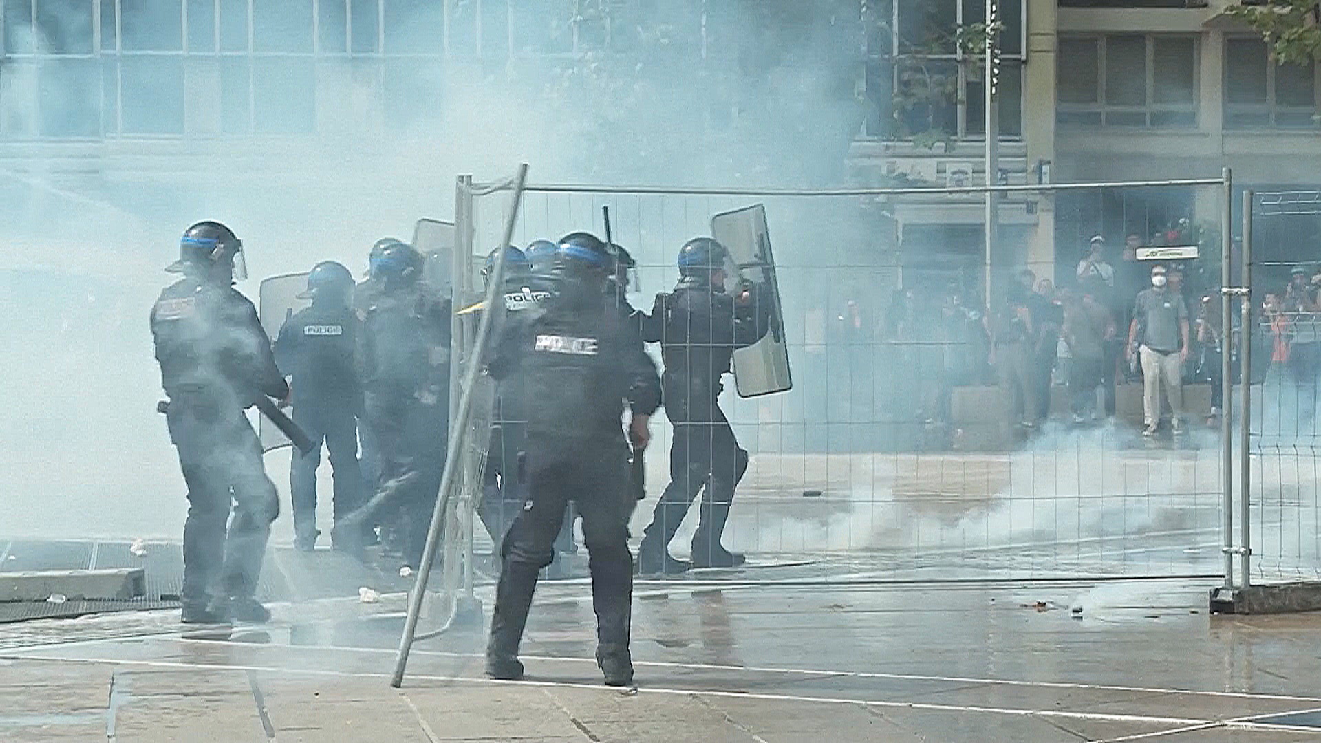 Протесты во Франции: стычки с полицией в Париже и Страсбурге Протесты во Франции: стычки с полицией в Париже и Страсбурге