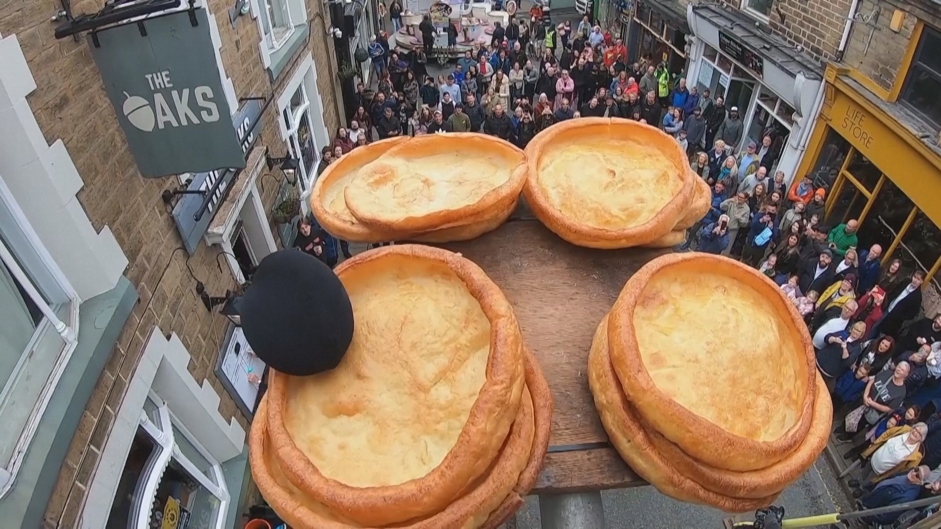 Чемпионат мира по метанию кровяной колбасы прошёл в Англии