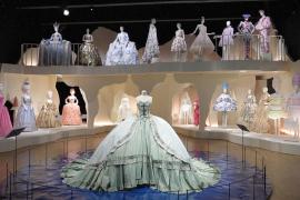 «Самая модная королева»: стилю Марии-Антуанетты посвятили выставку в Лондоне