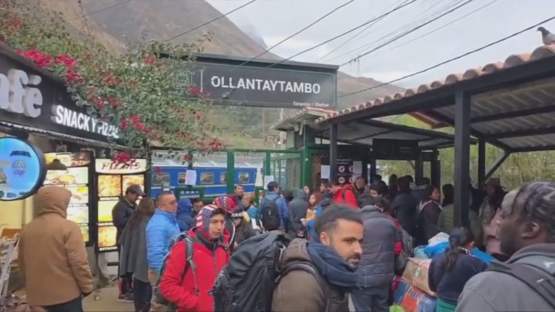 Сотни туристов застряли рядом с Мачу-Пикчу в Перу из-за протестов