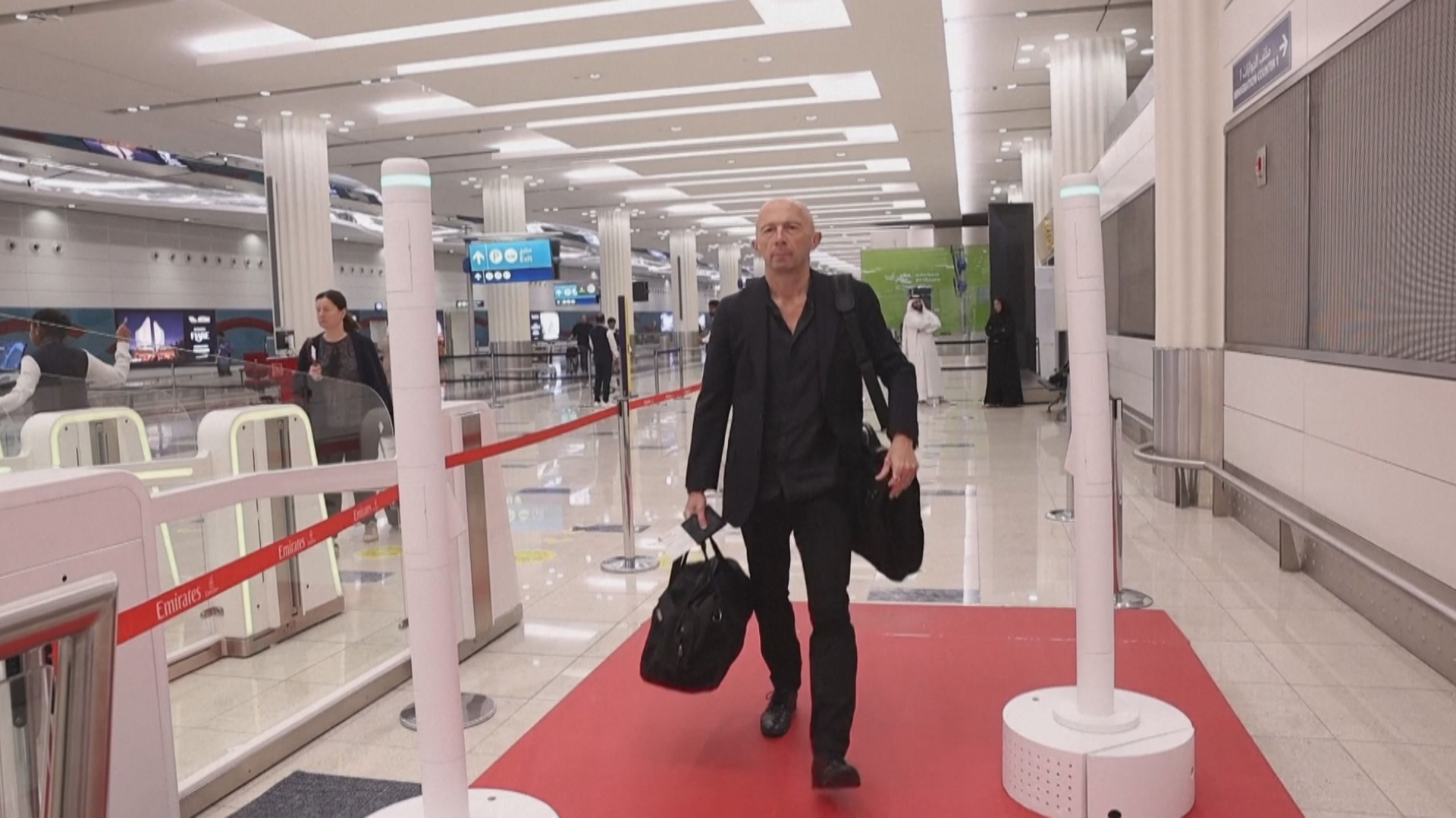 «Умный тоннель» в аэропорту Дубая позволяет авиапассажирам экономить время «Умный тоннель» в аэропорту Дубая позволяет авиапассажирам экономить время