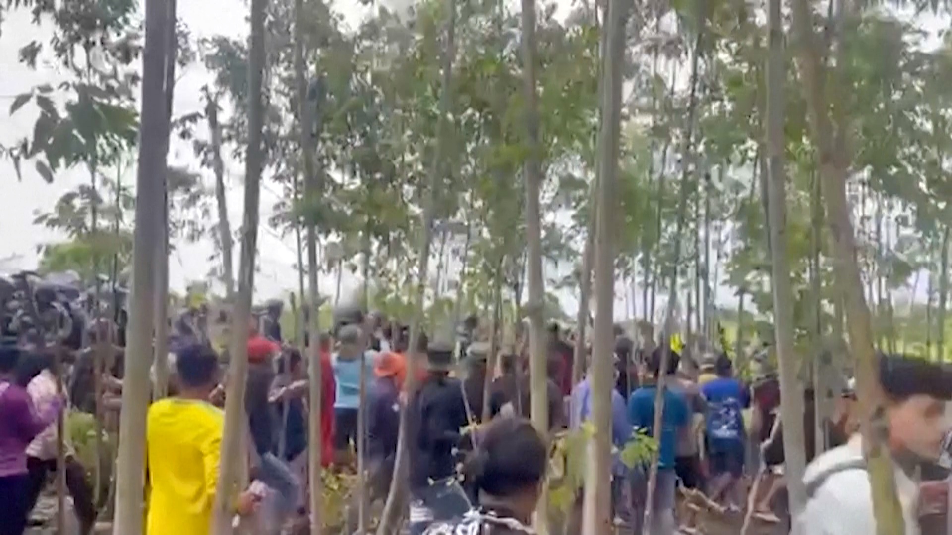 В спорной деревне на границе Таиланда и Камбоджи снова слышна стрельба В спорной деревне на границе Таиланда и Камбоджи снова слышна стрельба