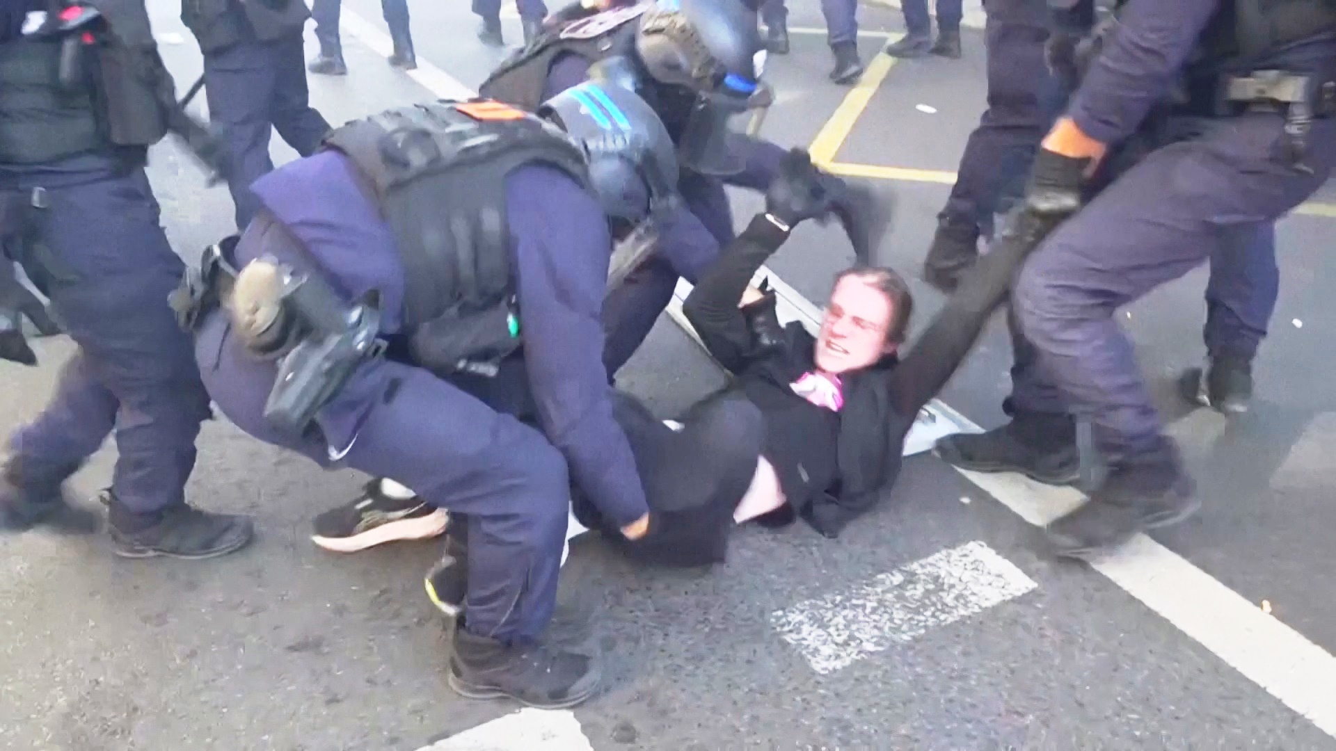 Сотни тысяч французов вышли с протестами против сокращения бюджета Сотни тысяч французов вышли с протестами против сокращения бюджета