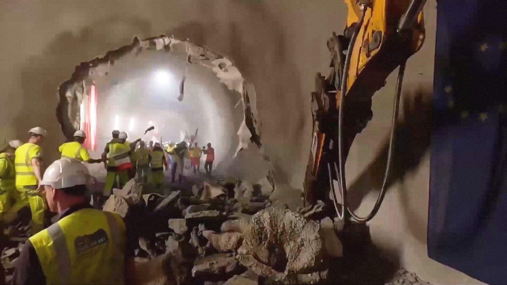 Под Альпами проложили тоннель, соединивший Италию с Австрией Под Альпами проложили тоннель, соединивший Италию с Австрией