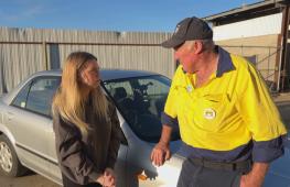 Австралиец, потеряв сына, стал дарить автомобили молодым людям