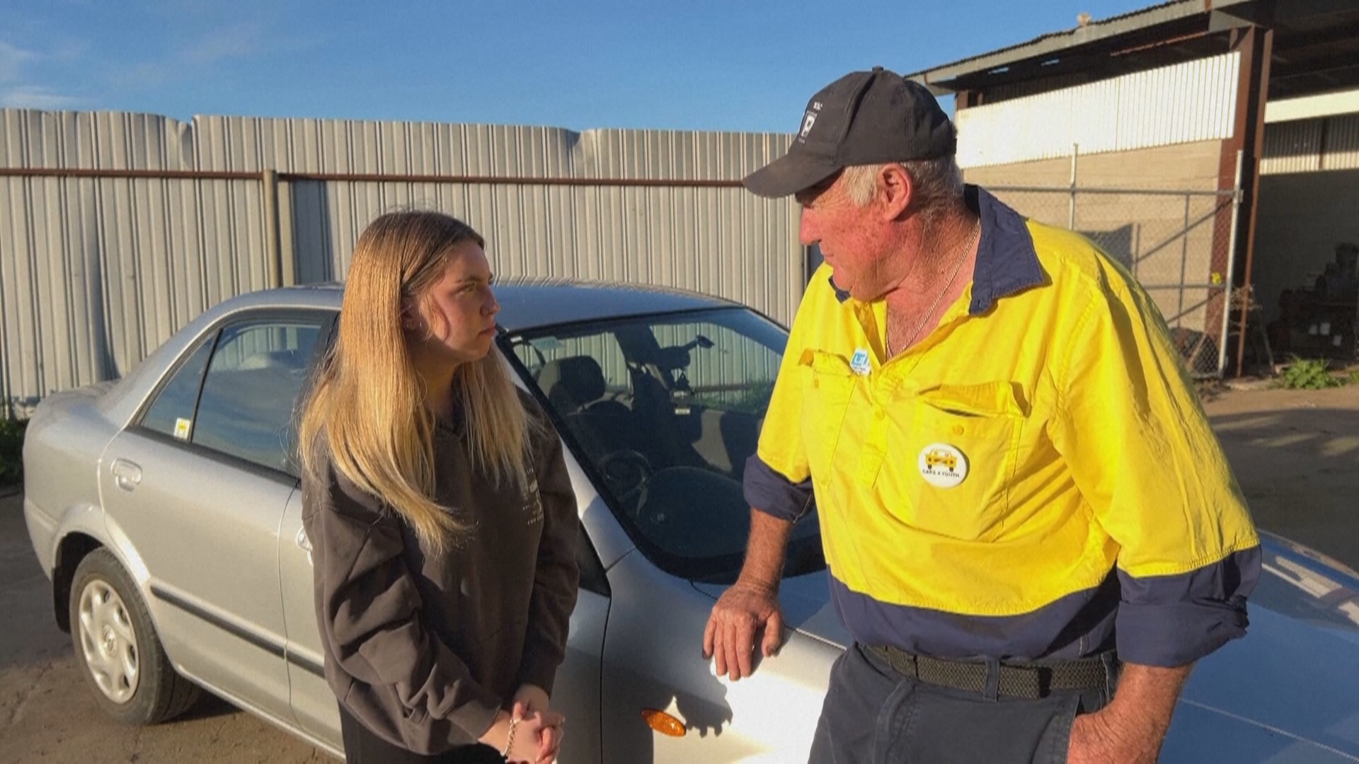Австралиец, потеряв сына, стал дарить автомобили молодым людям