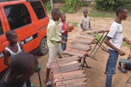 Дают концерты и хранят традиции: игре на ксилофоне учит детей нигериец