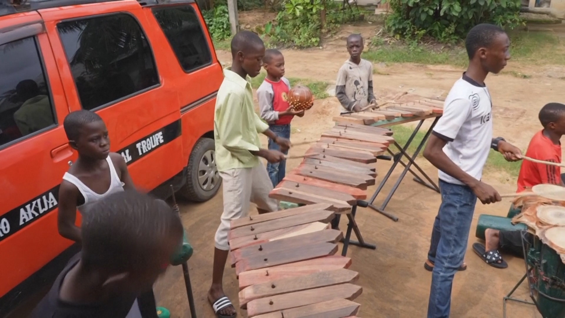 Дают концерты и хранят традиции: игре на ксилофоне учит детей нигериец