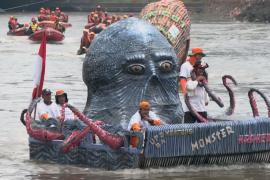 Лодки из мусора проплыли по реке в Джакарте в честь фестиваля любви к природе