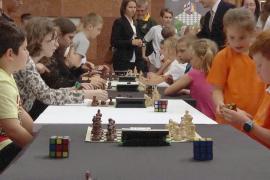 Изобретатель кубика Рубика решил напомнить, как использовать руки и разум