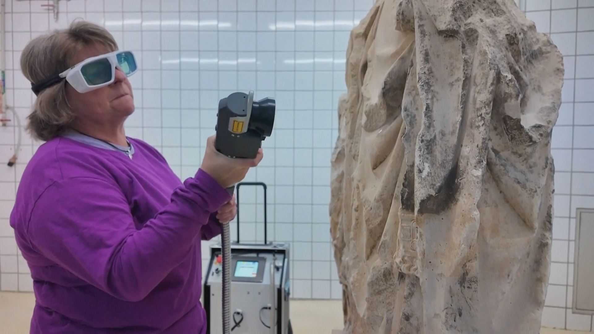 Лазерное «омоложение» статуй: как реставраторы в Лувре обновляют скульптуры