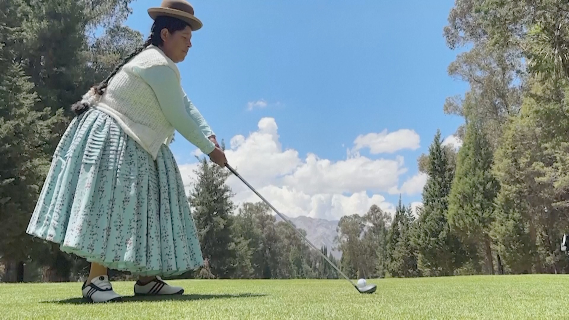 Как боливийские чолиты играют на самом высокогорном поле для гольфа в мире