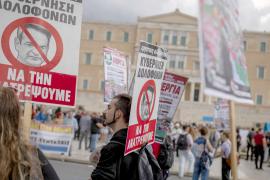 Грецию парализовала забастовка: люди выступают против 13-часового рабочего дня