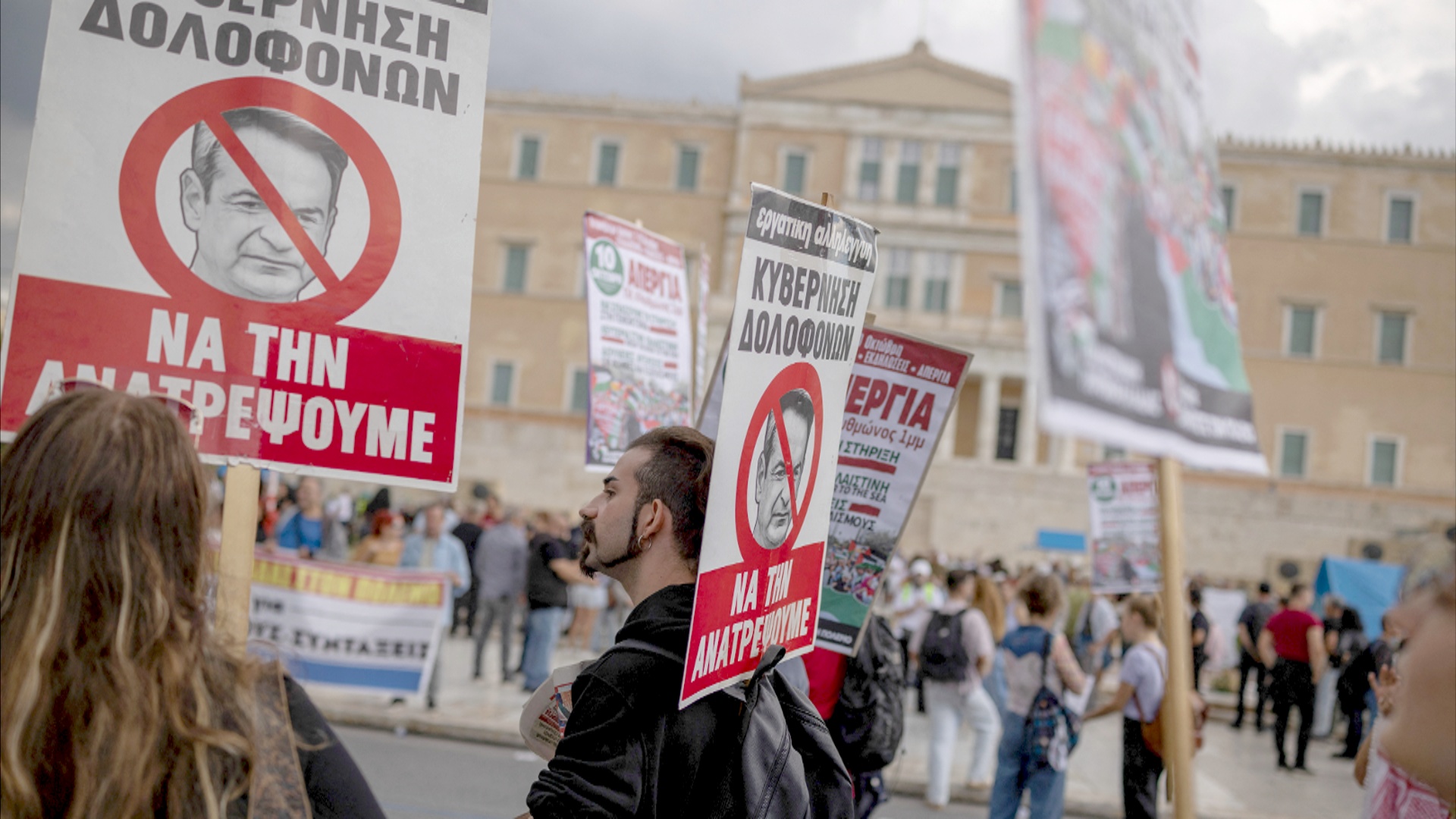 Грецию парализовала забастовка: люди выступают против 13-часового рабочего дня Грецию парализовала забастовка: люди выступают против 13-часового рабочего дня