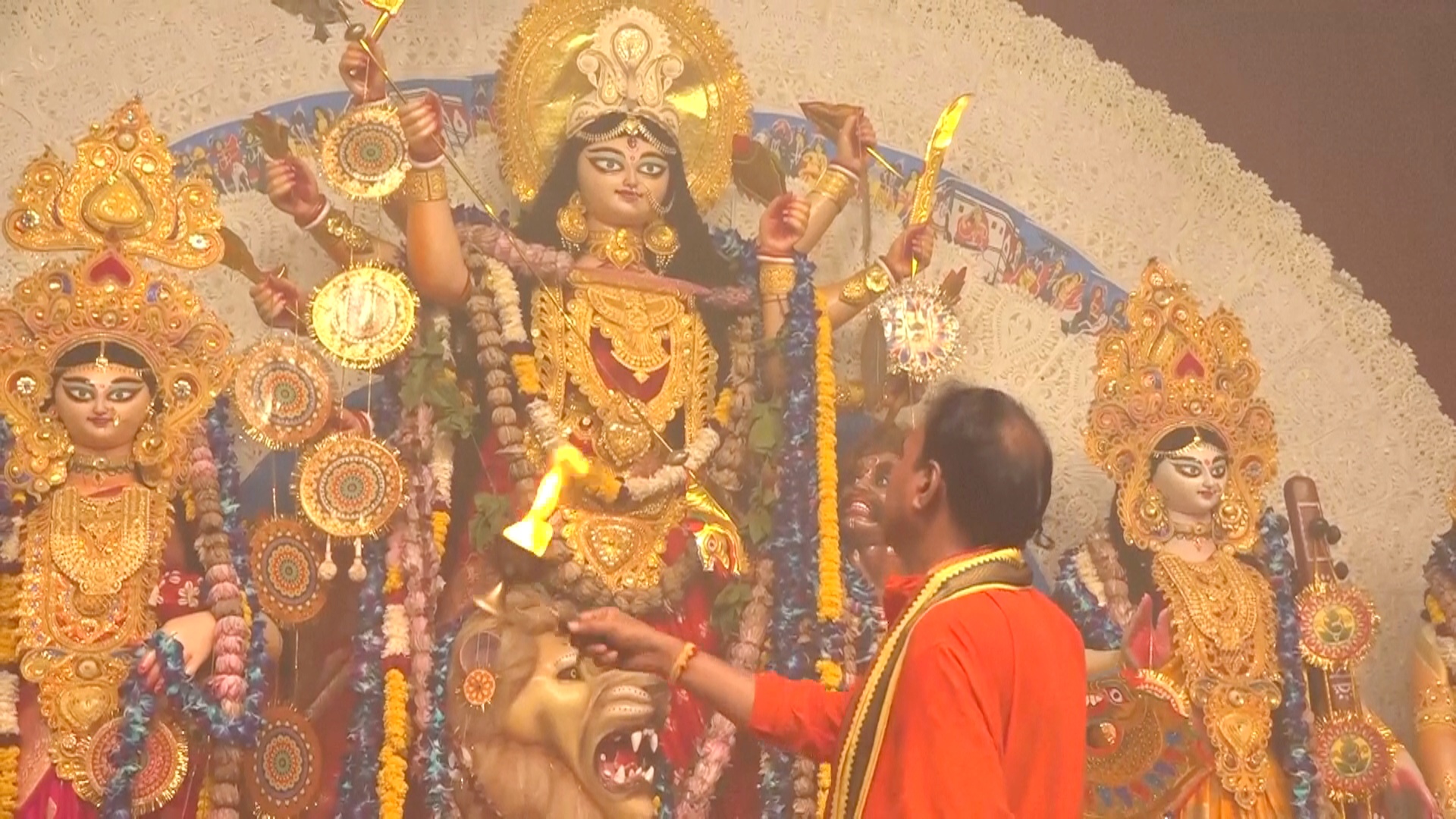 Фестиваль «Дурга-пуджа»: индийцы танцуют, молятся и покупают еду Фестиваль «Дурга-пуджа»: индийцы танцуют, молятся и покупают еду