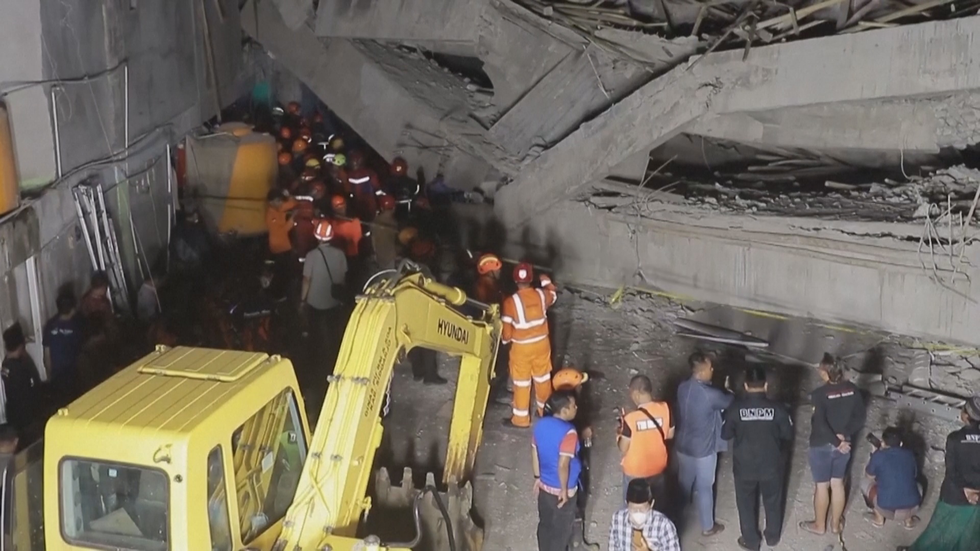 Поиски под обломками исламской школы в Индонезии: уже 6 погибших Поиски под обломками исламской школы в Индонезии: уже 6 погибших