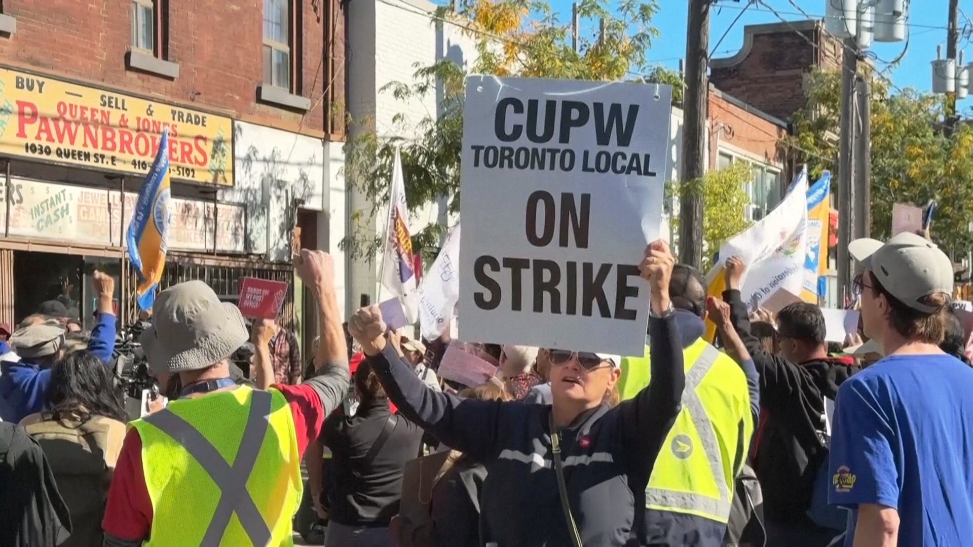 Канадские почтовые служащие бастуют уже неделю