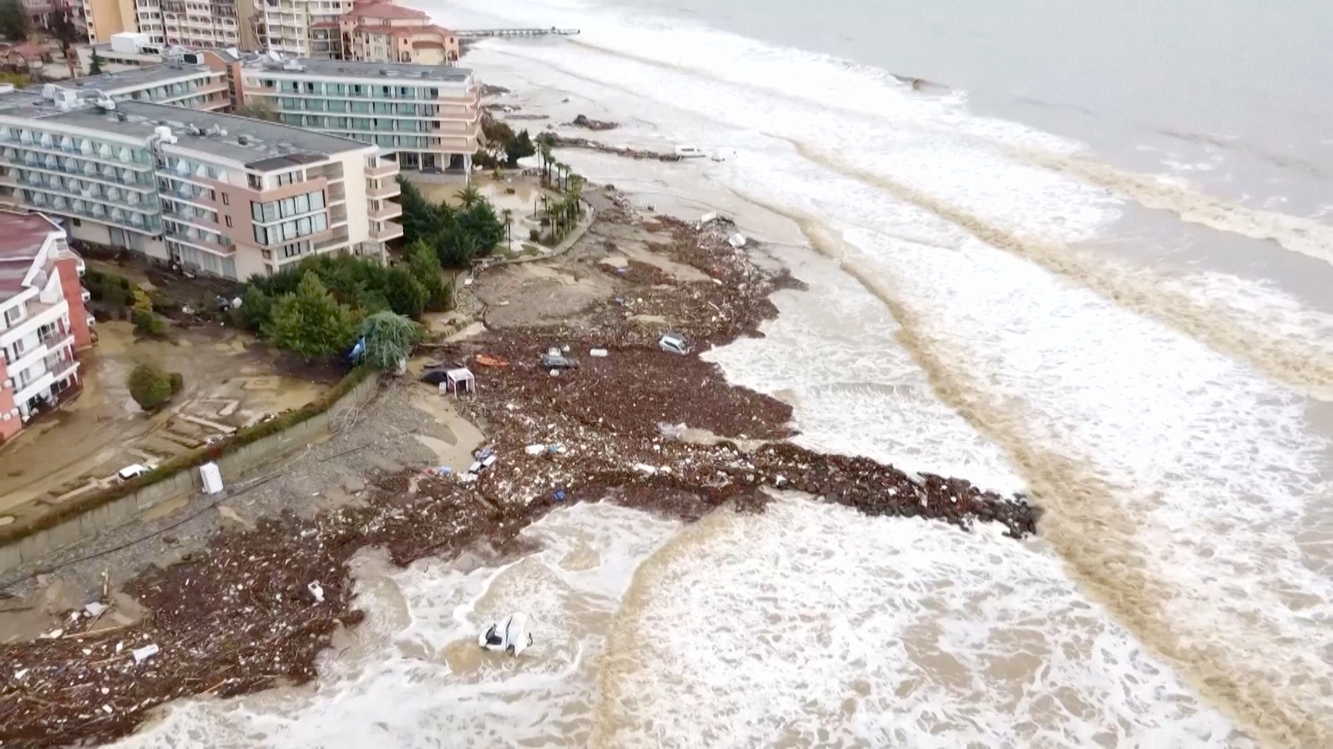 Минимум четыре человека погибли в результате наводнения на курорте в Болгарии