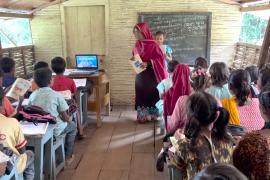 В Бангладеш плавучие школы помогают детям учиться даже во время наводнений