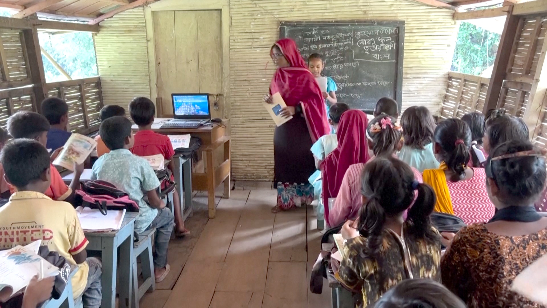 В Бангладеш плавучие школы помогают детям учиться даже во время наводнений В Бангладеш плавучие школы помогают детям учиться даже во время наводнений