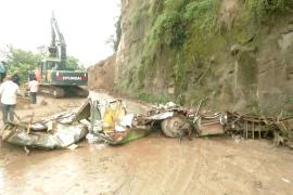 Оползень завалил автобус в Индии: много жертв
