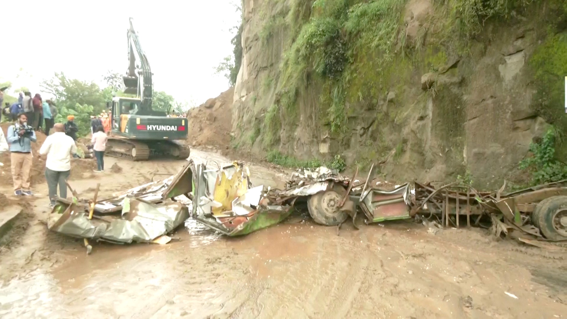 Оползень завалил автобус в Индии: много жертв