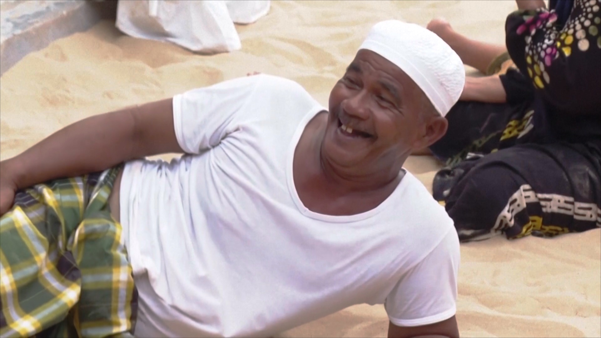 Индонезийские деревни сохраняют традицию жизни на песке