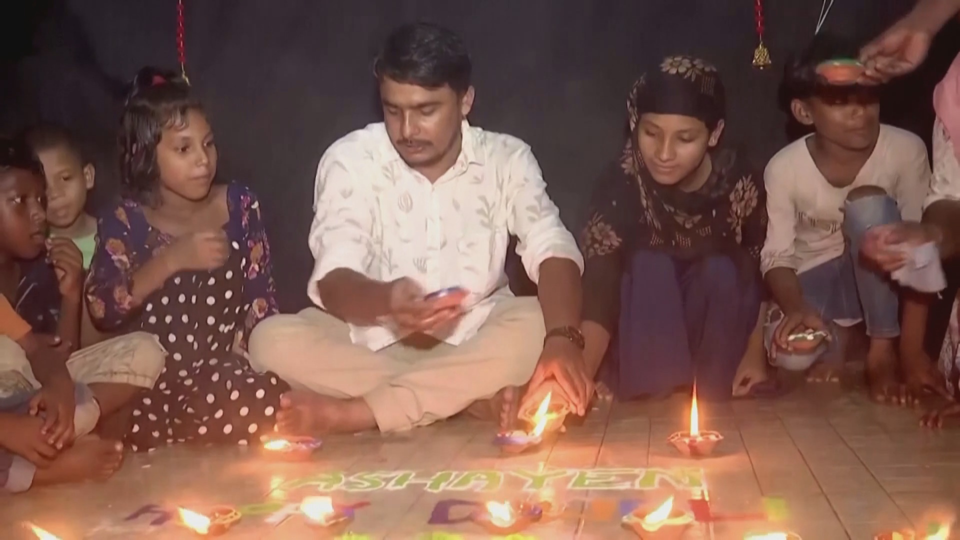 Рекордные 2,6 млн ламп осветили индийский город в преддверии Дивали Рекордные 2,6 млн ламп осветили индийский город в преддверии Дивали