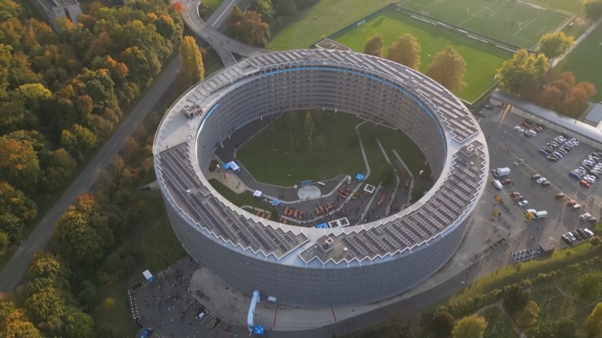 2000 человек пробежали по внутреннему пандусу круглого здания в Лозанне 2000 человек пробежали по внутреннему пандусу круглого здания в Лозанне