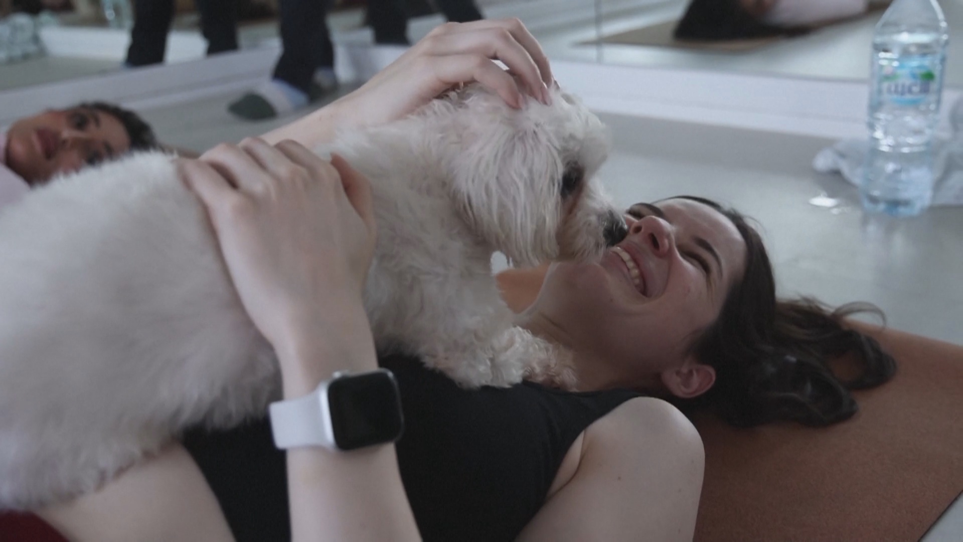 Как йога со щенками помогает укреплять здоровье и заниматься благотворительностью