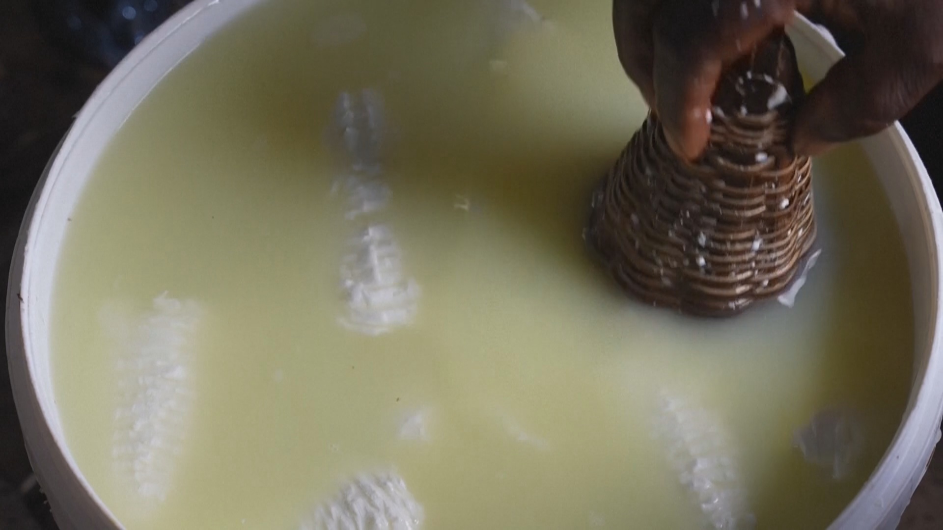 Как делают традиционный мягкий сыр в Нигерии Как делают традиционный мягкий сыр в Нигерии