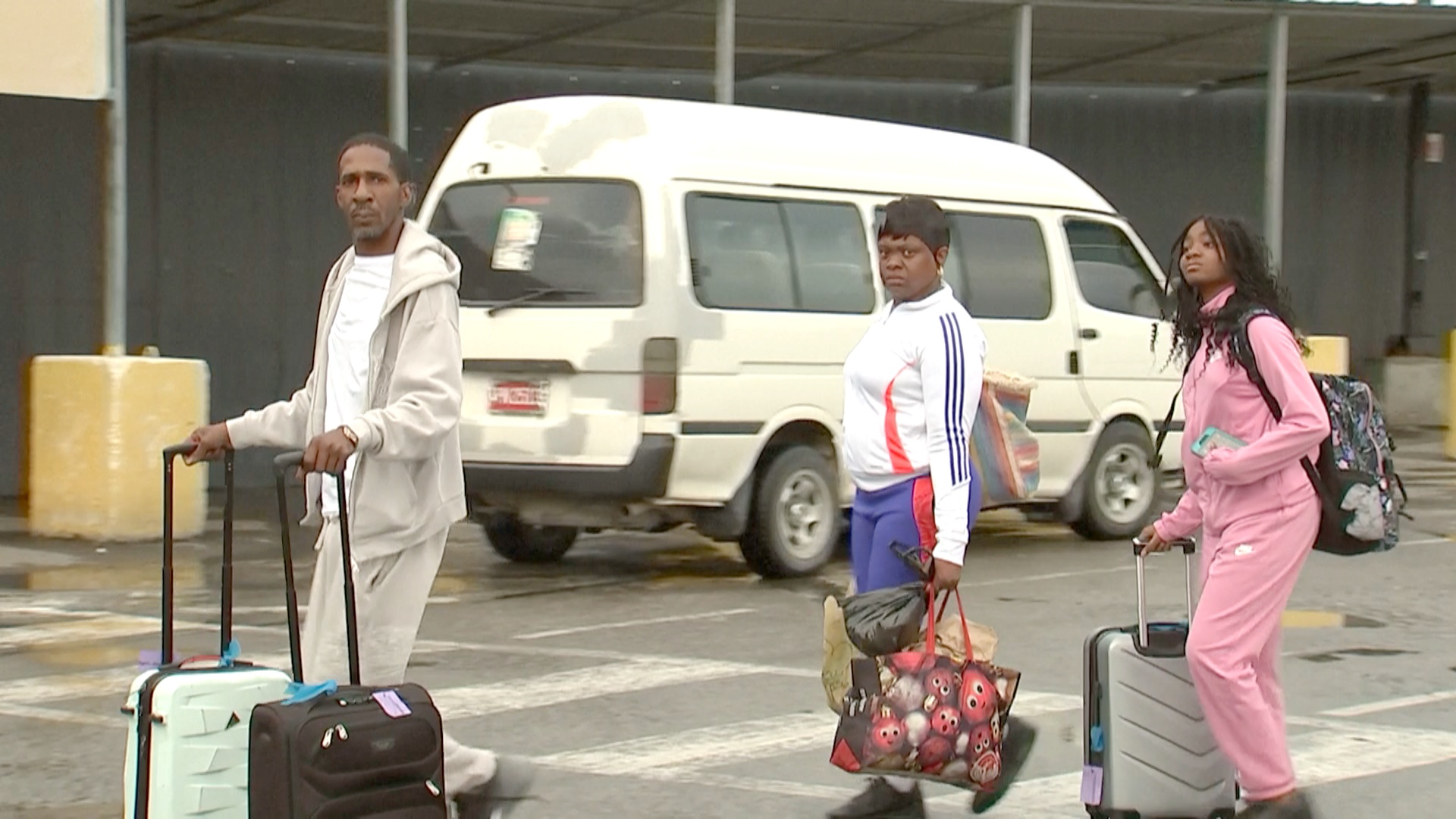 Туристы бегут с Ямайки из-за урагана «Мелисса» Туристы бегут с Ямайки из-за урагана «Мелисса»