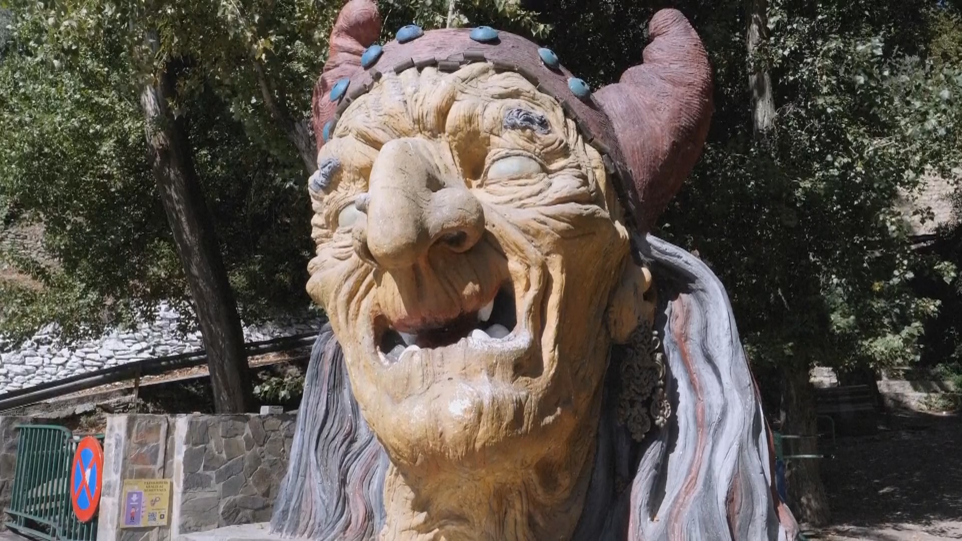 Прогуляйтесь по улицам жуткой деревеньки на юге Испании