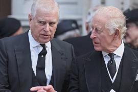 Король Карл III лишил брата – принца Эндрю – титула и резиденции