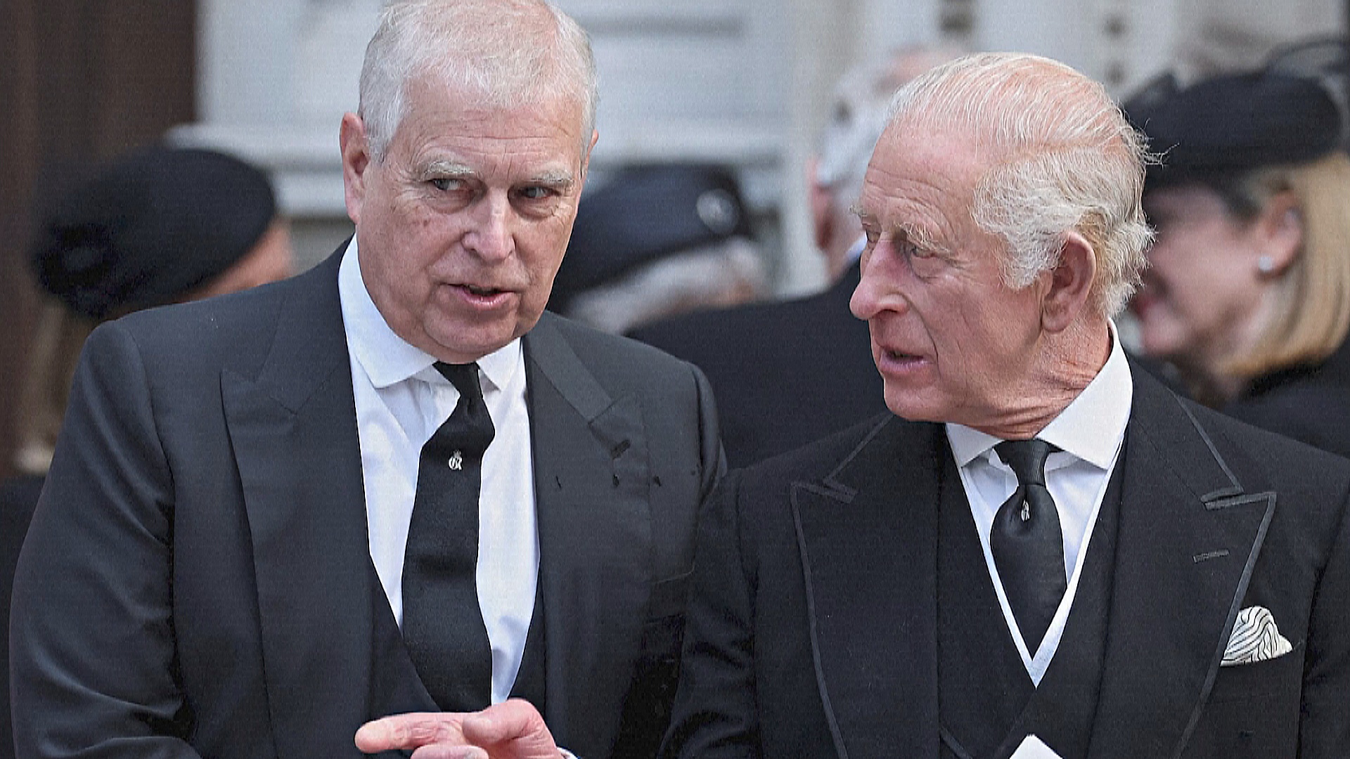 Король Карл III лишил брата – принца Эндрю – титула и резиденции Король Карл III лишил брата – принца Эндрю – титула и резиденции