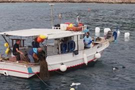 Водолазы-волонтёры убирают брошенные рыболовные сети у берегов Греции