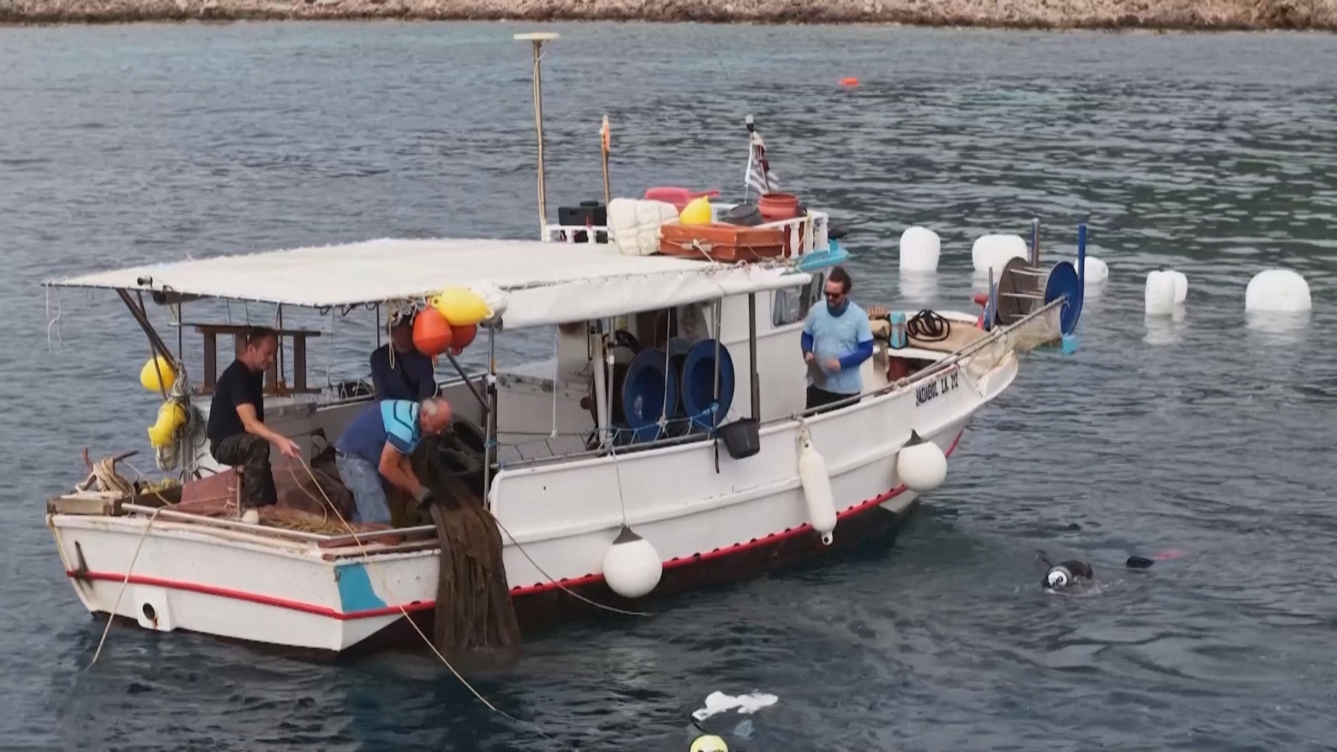 Водолазы-волонтёры убирают брошенные рыболовные сети у берегов Греции Водолазы-волонтёры убирают брошенные рыболовные сети у берегов Греции