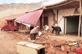 В Афганистане разбирают завалы после мощного землетрясения