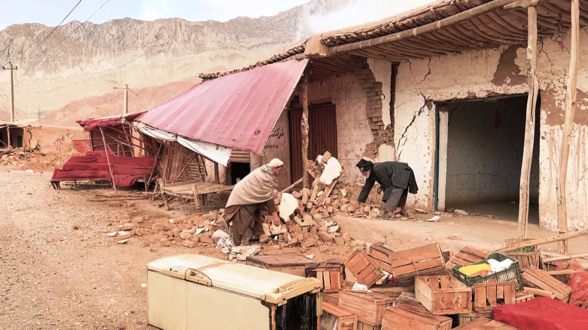В Афганистане разбирают завалы после мощного землетрясения