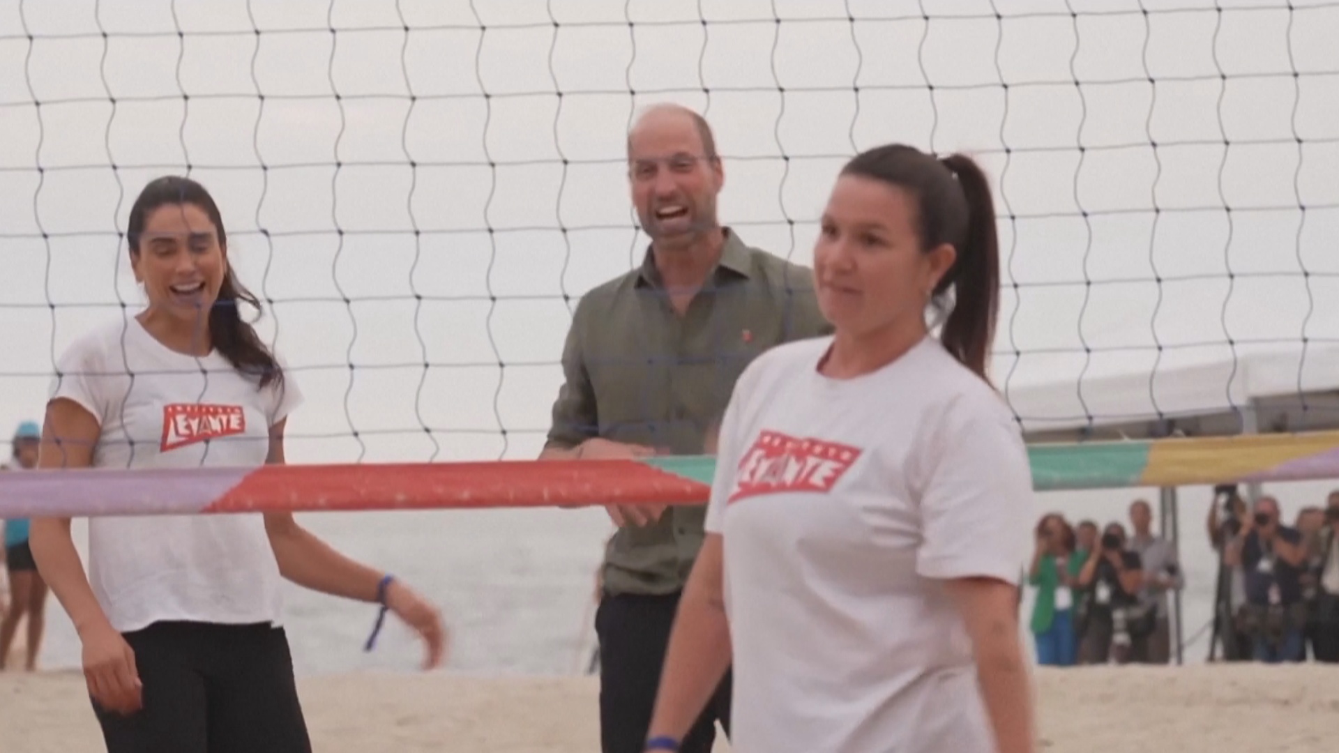 Принц Уильям сыграл в волейбол на пляже в Рио-де-Жанейро