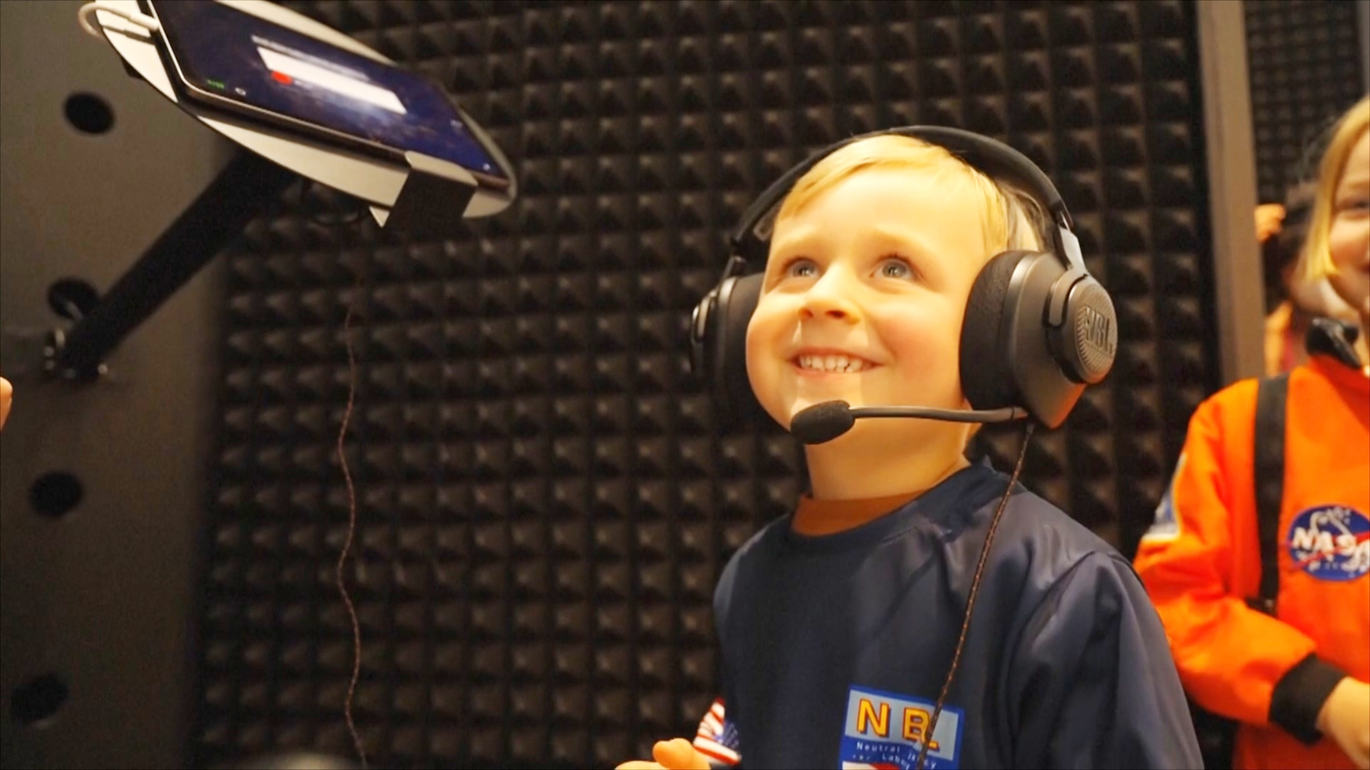 Австралийцы записывают послания, которые отправят во Вселенную Австралийцы записывают послания, которые отправят во Вселенную