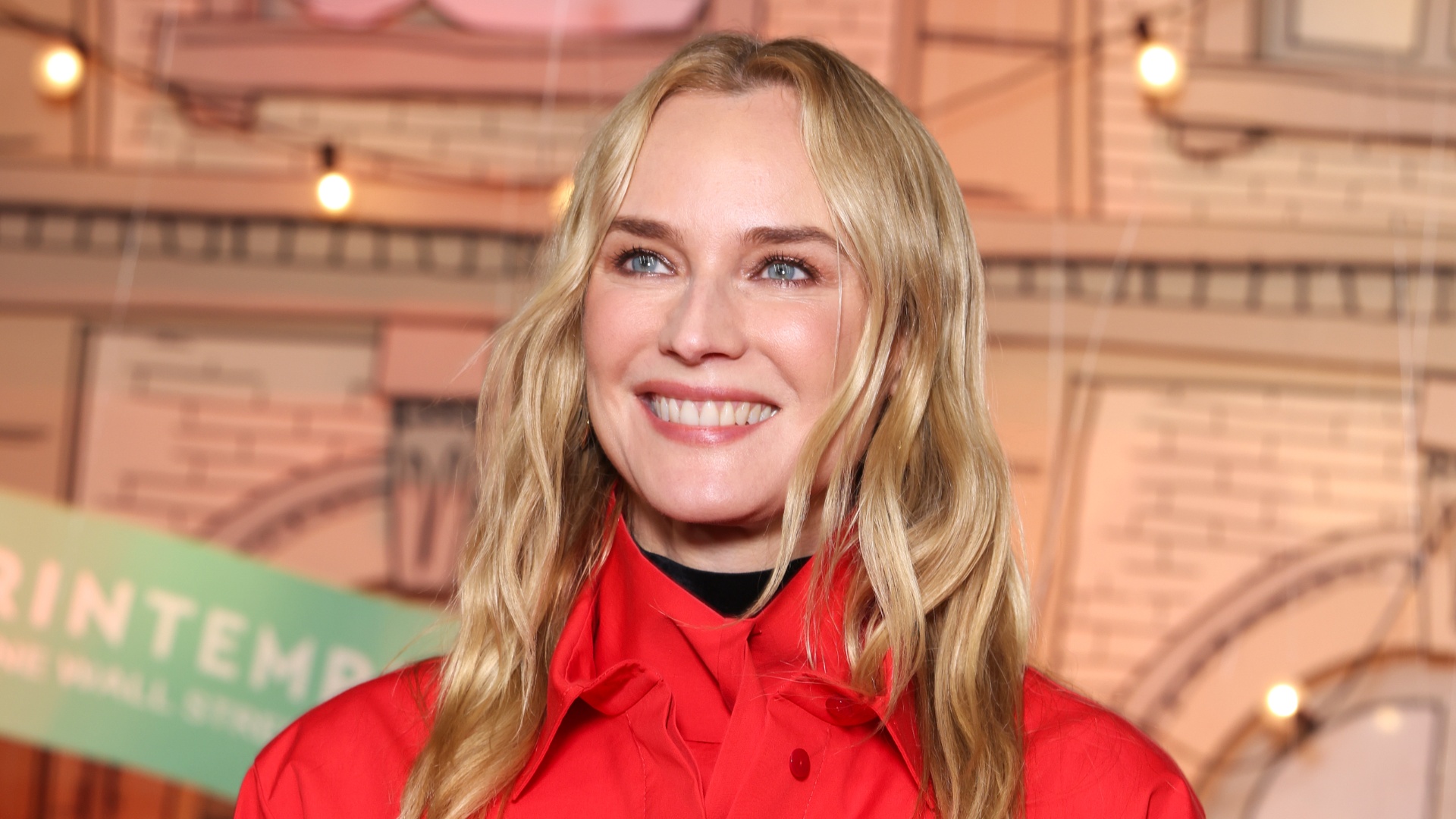 Актриса Диана Крюгер представила рождественскую витрину универмага Printemps в Париже