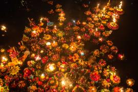 Тысячи светящихся корзинок на воде: в Таиланде празднуют Лойкратхонг