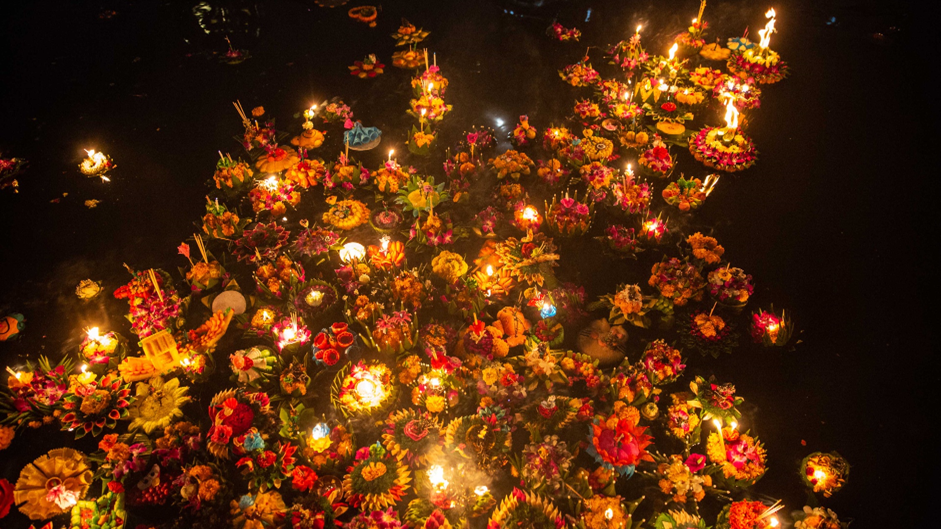 Тысячи светящихся корзинок на воде: в Таиланде празднуют Лойкратхонг