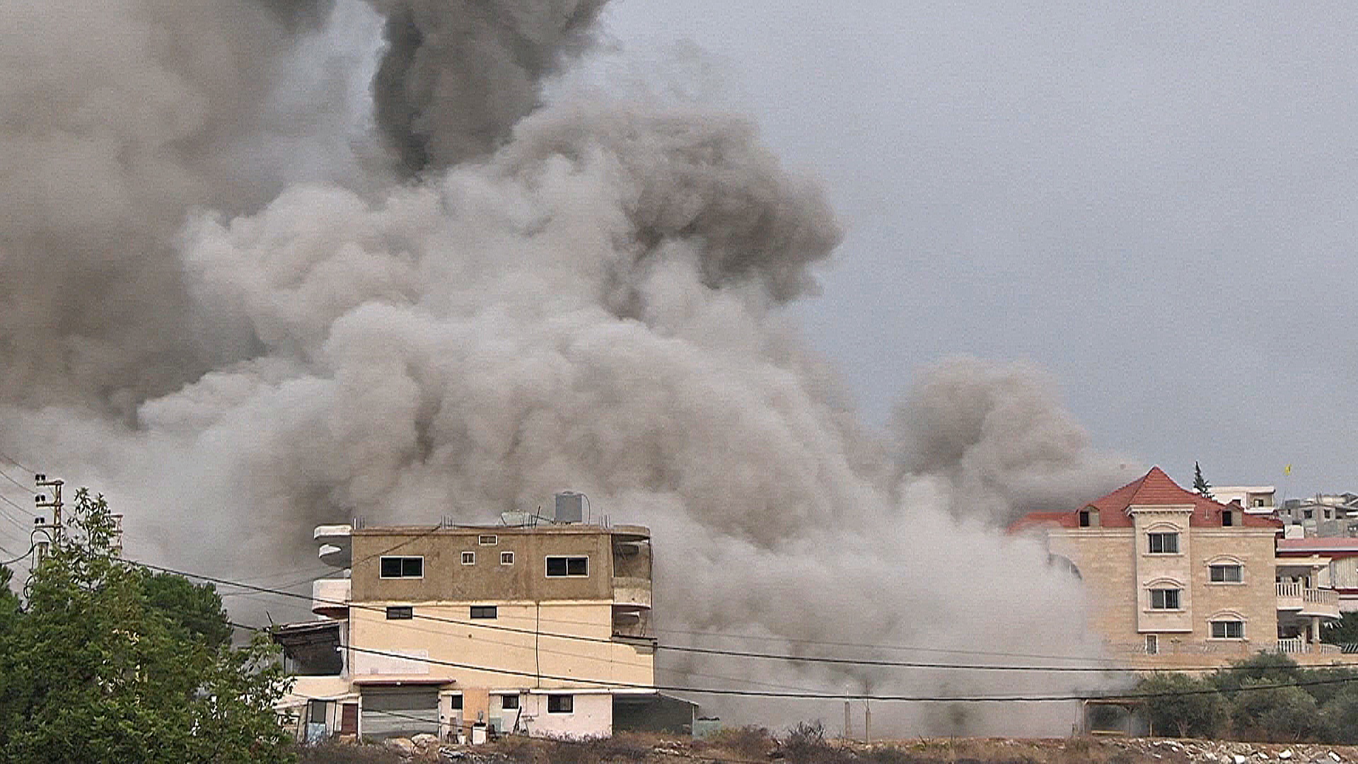 Израиль атаковал с воздуха позиции «Хезболлы» на юге Ливана и подтягивает к границе танки Израиль атаковал с воздуха позиции «Хезболлы» на юге Ливана и подтягивает к границе танки