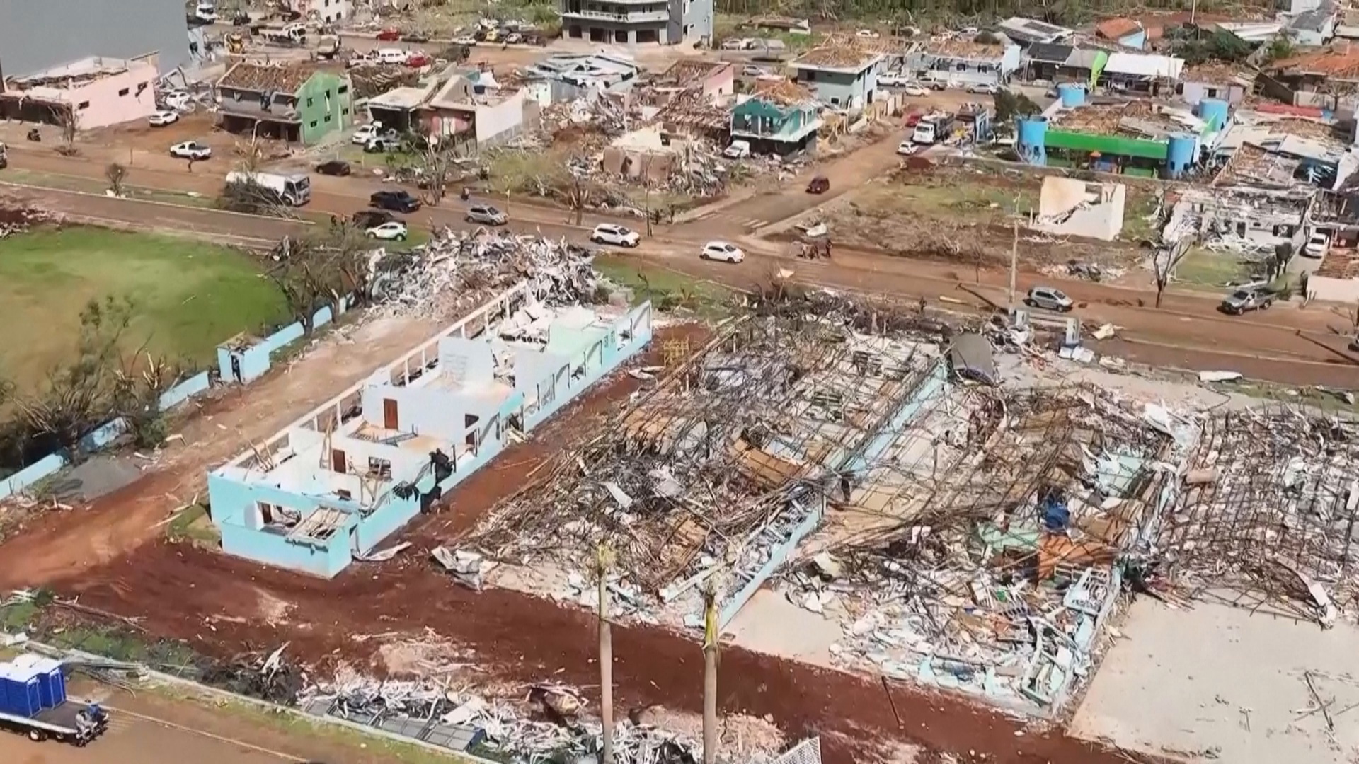 Торнадо разрушил 90% города в Бразилии Торнадо разрушил 90% города в Бразилии