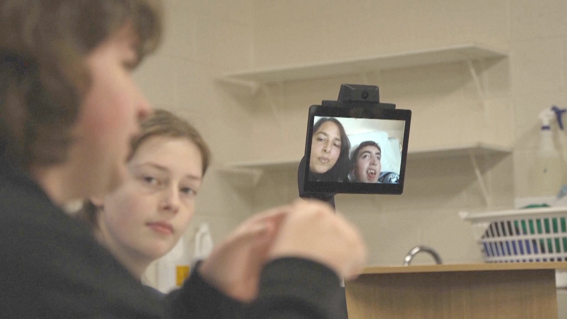 Роботы помогают больным ученикам виртуально ходить в школу