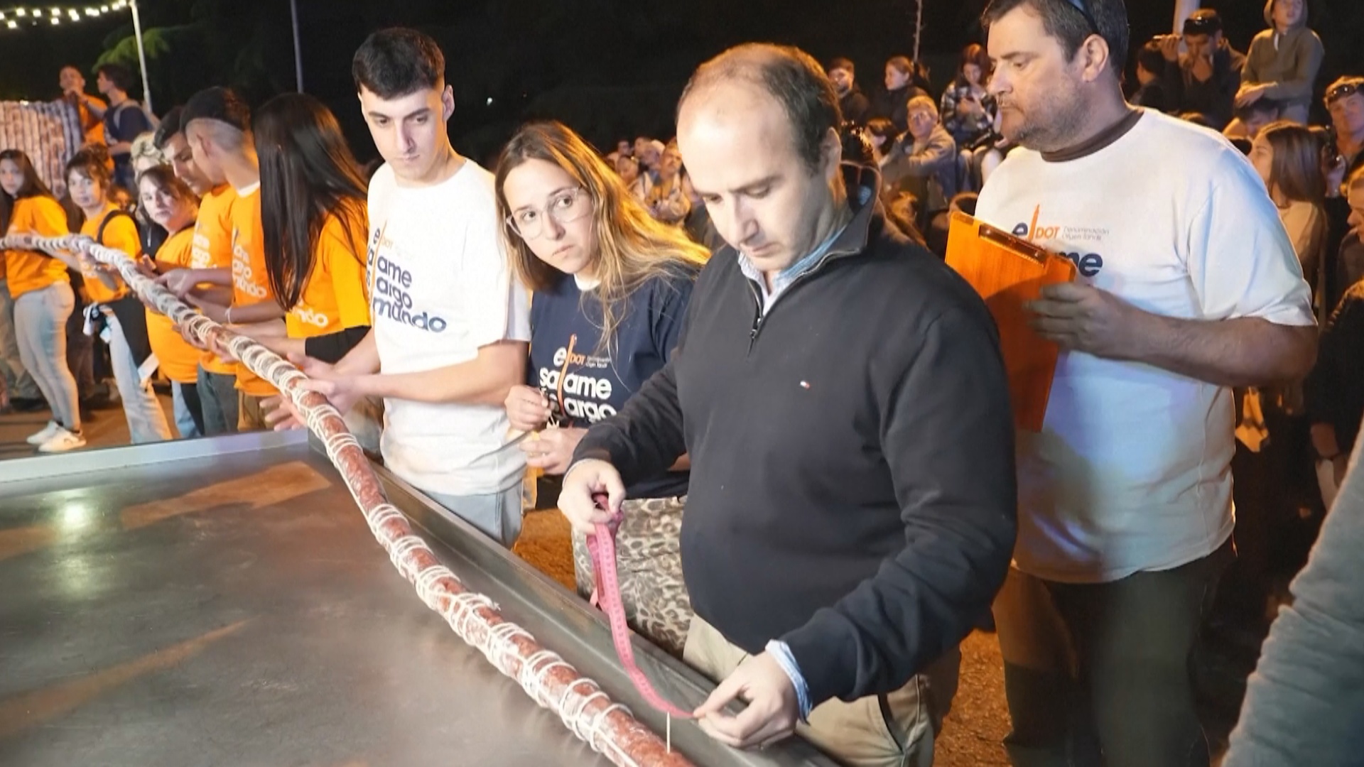 Салями длиной почти 500 м сделали в аргентинском городе Тандиль Салями длиной почти 500 м сделали в аргентинском городе Тандиль